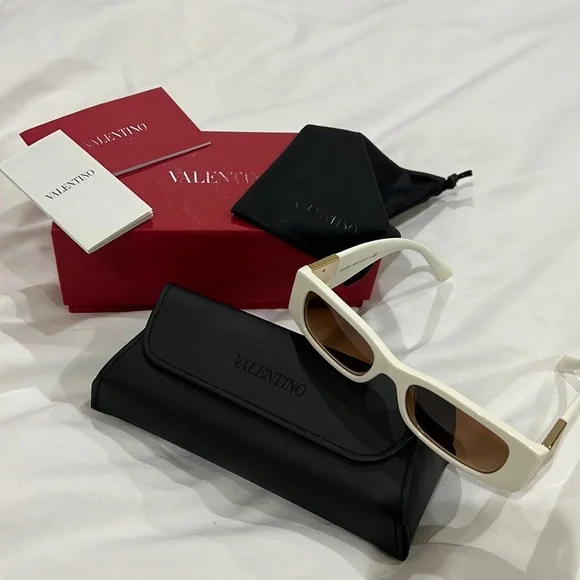 Authentic Valentino sunglasses Like new condition in box LNIB Authentic Valentino sunglasses Like new condition in box LNIB main image 3